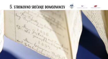 Na vrhu je velik naslov »5. strokovno srečanje domoznancev«. Desno so manjši logotipi organizatorjev/partnerjev (Knjižnica Ivana Potrča Ptuj, Zveza bibliotekarskih društev Slovenije, osrednje območne knjižnice). V ozadju je fotografija detajla starih rokopisnih listov z ročno pisavo, posneta od blizu z mehko zamegljenim ozadjem v modri barvi.