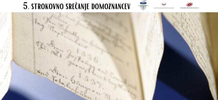 Na vrhu je velik naslov »5. strokovno srečanje domoznancev«. Desno so manjši logotipi organizatorjev/partnerjev (Knjižnica Ivana Potrča Ptuj, Zveza bibliotekarskih društev Slovenije, osrednje območne knjižnice). V ozadju je fotografija detajla starih rokopisnih listov z ročno pisavo, posneta od blizu z mehko zamegljenim ozadjem v modri barvi.